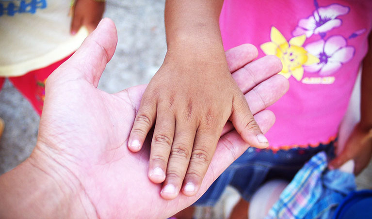 ayuda-vivir-dignamente ayudamos a vivir dignamente